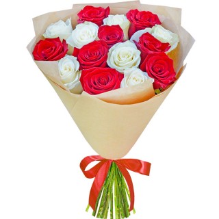 Букет Белые и красные розы в крафте 15 шт