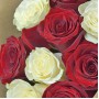 Букет Белые и красные розы в крафте 11 шт